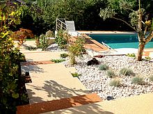 Aménagement paysager :escalier et plage de piscine en résimarbre bi ton